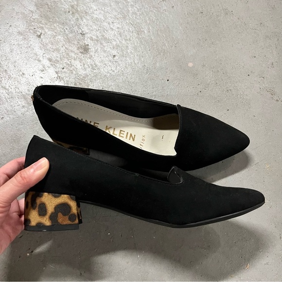 Anne Klein Alone Black Suede Pointy Toe Leopard Print Chunky Heels Size 6 EUC - Picture 1 of 5